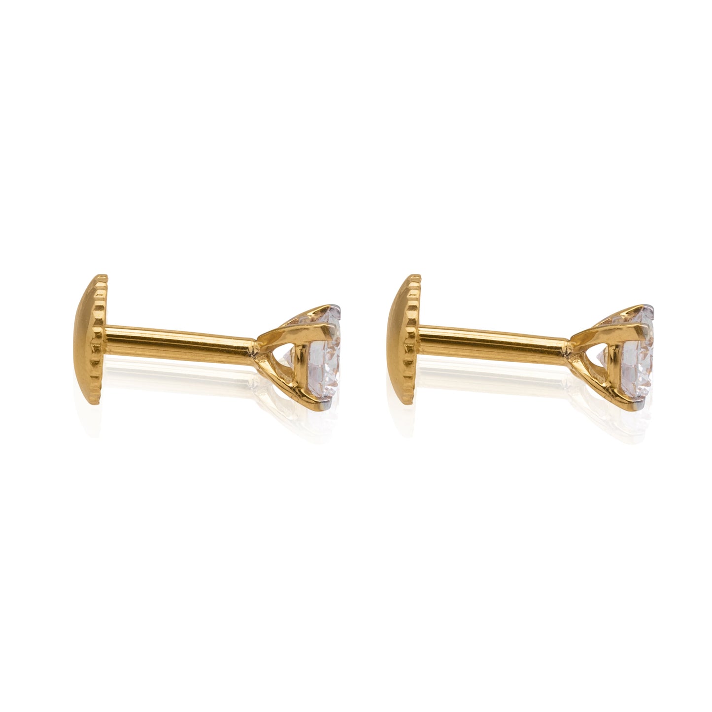 Shimmering solitare diamond stud