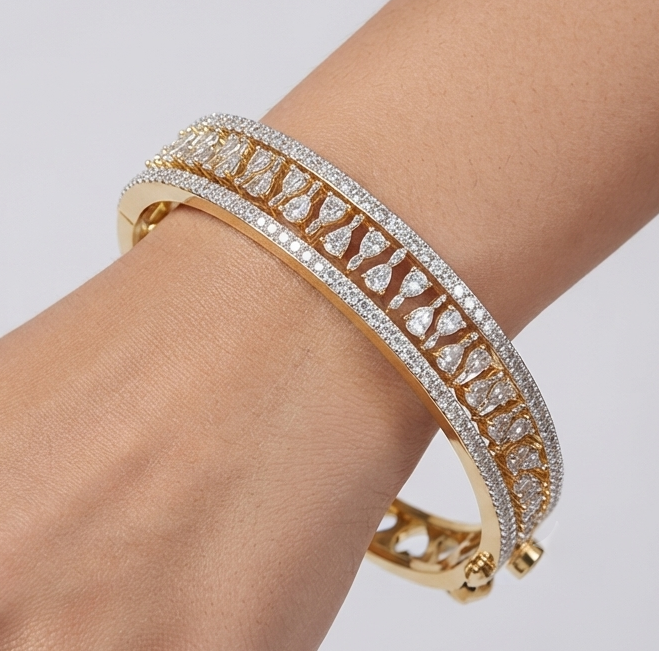 Heartline Embrace Kada