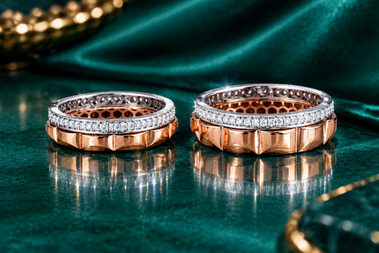 Discover the ultimate symbol of unity: The Duet Eternity Band Set. This exquisite pair features a rose gold band with a dramatic geometric profile, perfectly stacked with a white gold band fully encrusted in brilliant-cut diamonds. A harmonious blend of modern design and timeless sparkle.