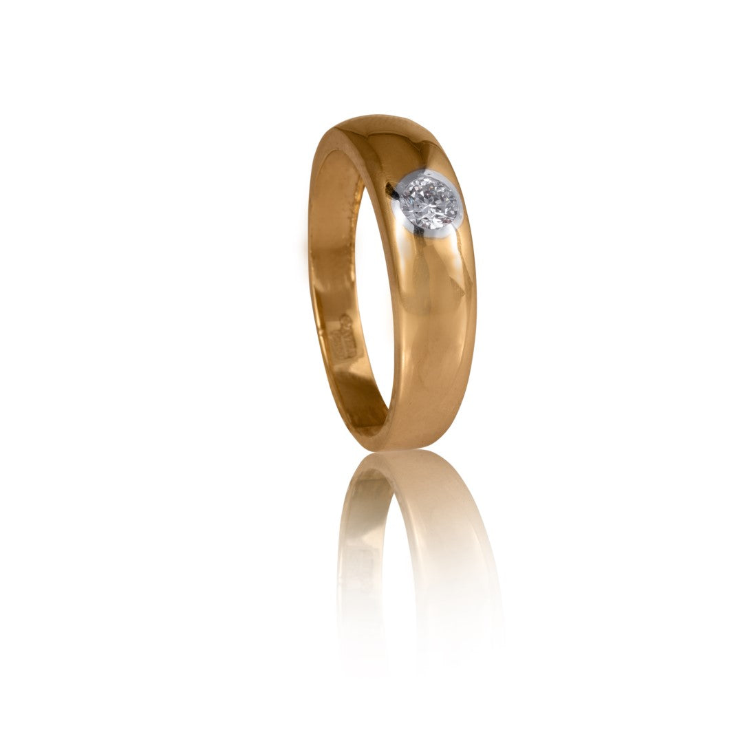 Celestial Solitaire Ring: Sparkling Star-Inspired Design